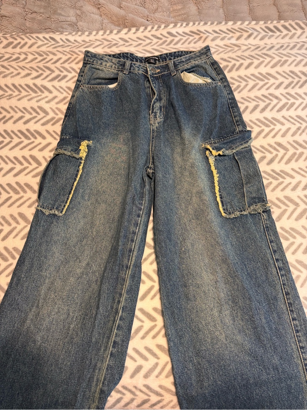 PrettyLittleThing Men's Washed Blue Cargo Jeans with Yellow Trim Fray